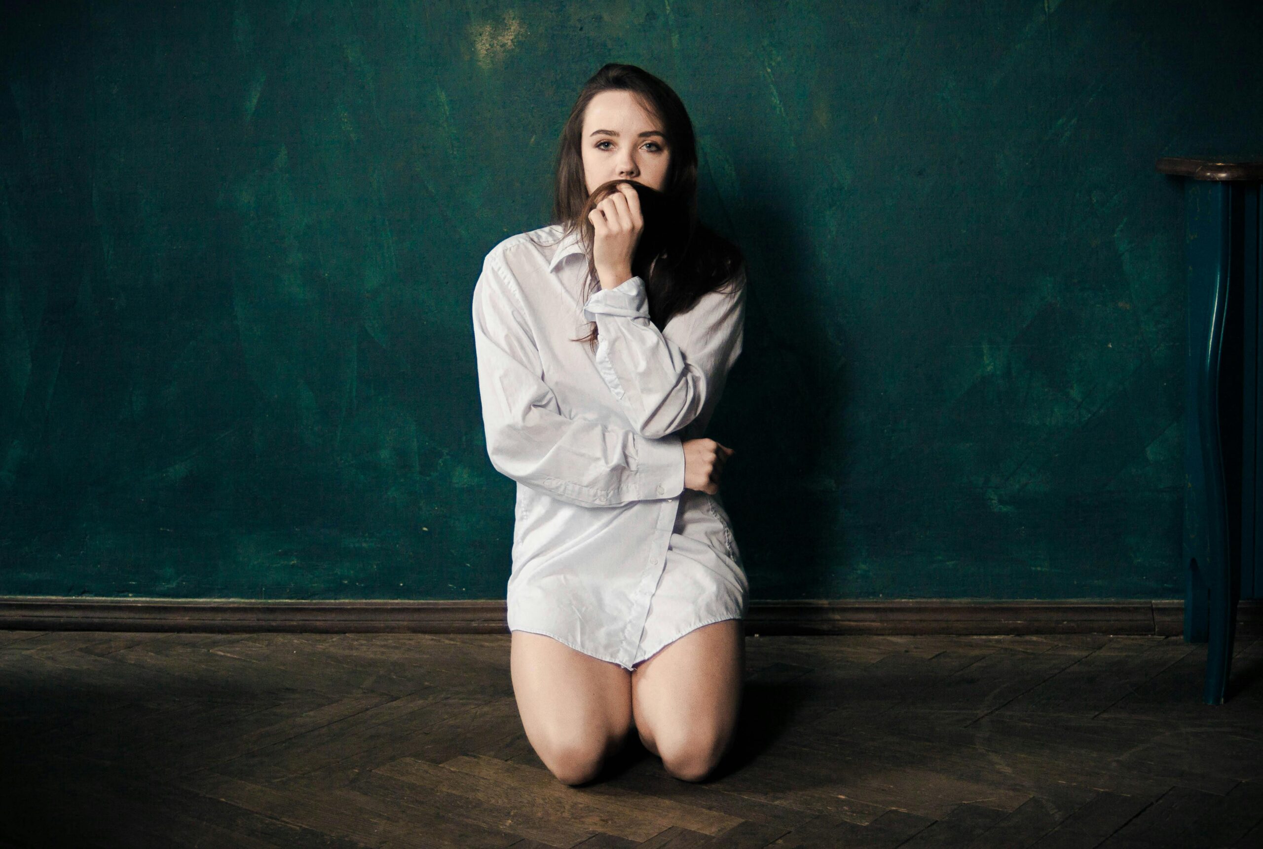 Image of a woman sitting confused.