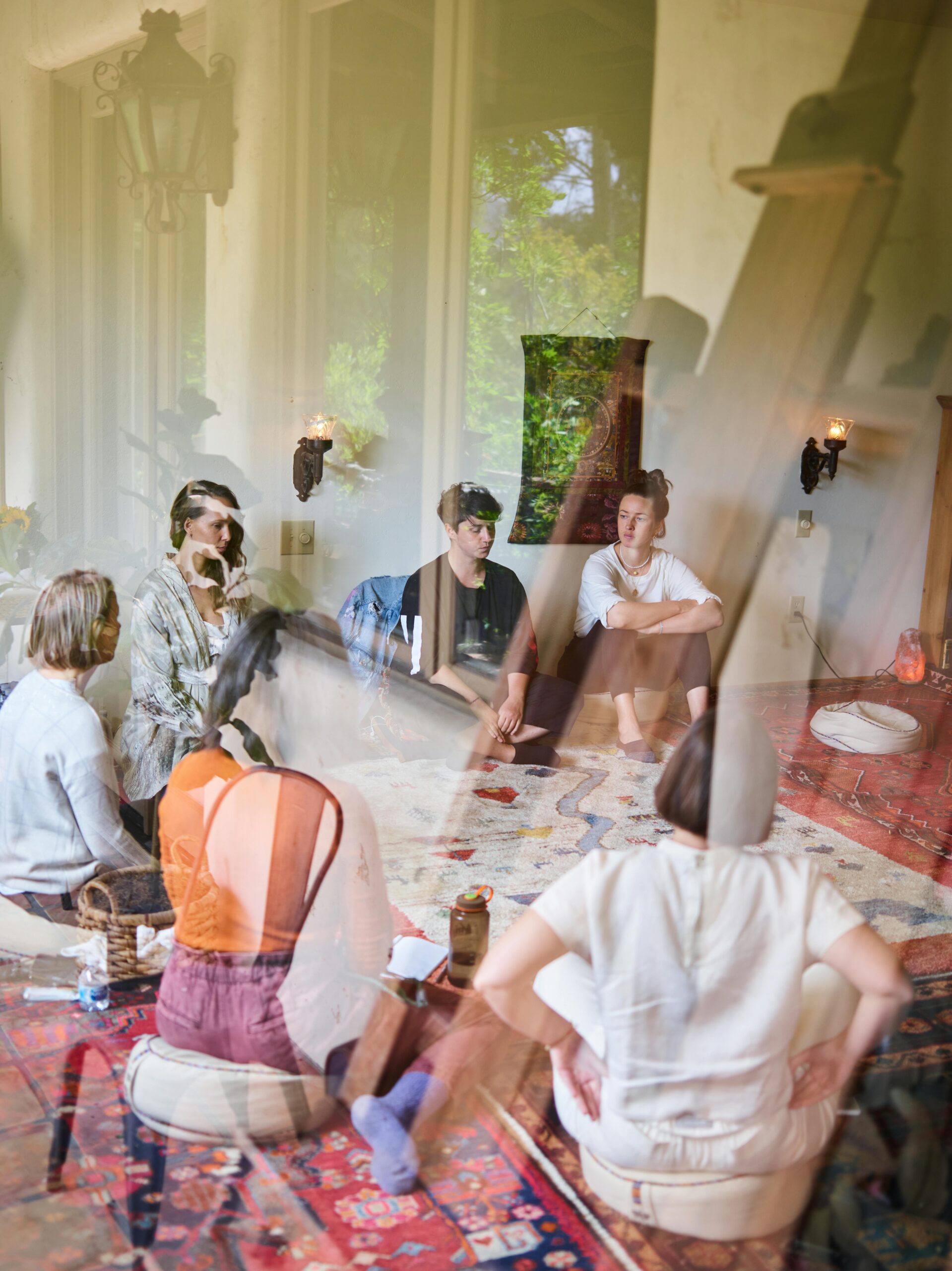 Image of a unclear circle of people.